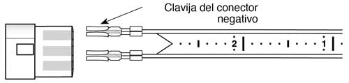 medidor de nivel de agua solinst cinta plana pin insertado en la terminal con un cuadrado blanco debajo de ella en la placa de circuito
