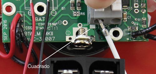 conecte la cinta al nuevo conjunto de la placa de circuito presionando hacia abajo los terminales blancos en la placa de circuito e insertando los cables de la cinta