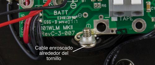 para conectar la placa del circuito, afloje los dos tornillos de la sonda que envuelve los dos cables pelados de la placa del circuito alrededor de los tornillos entre la cabeza del tornillo y los terminales de la sonda