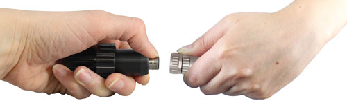 empuje cuidadosamente los conectores juntos. gire ligeramente el conector del cable hasta que sienta un pequeño clic cuando se realice la conexión correctamente alineada