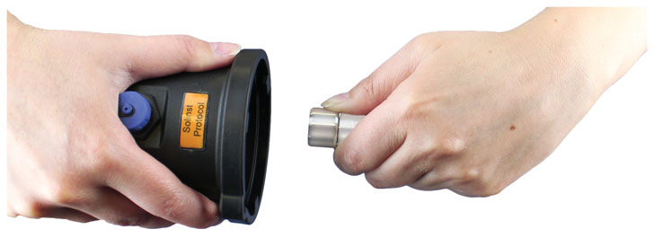 Apriete el acople de acero inoxidable mientras sostiene fijamente el cuerpo del cable conector de acero inoxidable. apriete el acople de acero inoxidable mientras sostiene fijamente el cuerpo del cable conector de acero inoxidable.