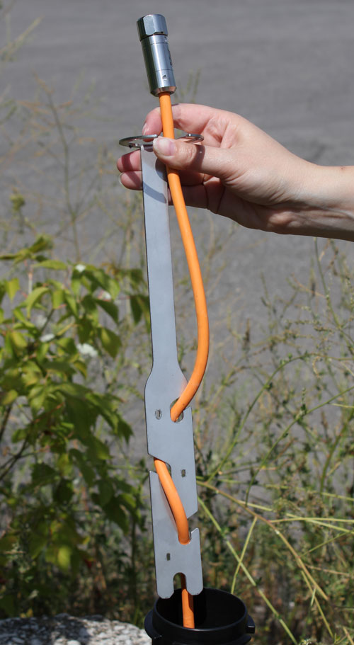 Enrosque el extremo superior del cable venteado alrededor del soporte colgante de sujeción e insértelo dentro de las ranuras para asegurar el cable al soporte. enrosque el extremo superior del cable venteado alrededor del soporte colgante de sujeción e insértelo dentro de las ranuras para asegurar el cable al soporte.