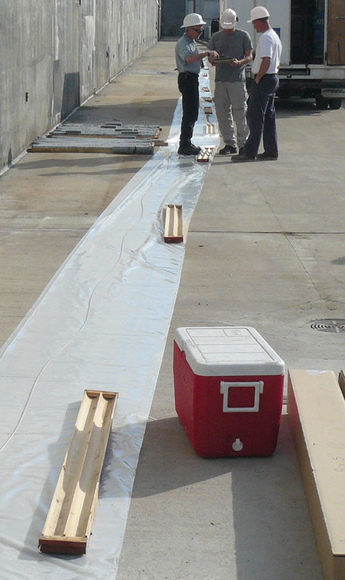 Disposición de plástico y cable de soporte SS (aquí se usan cajas con núcleo de madera para pesar el plástico)