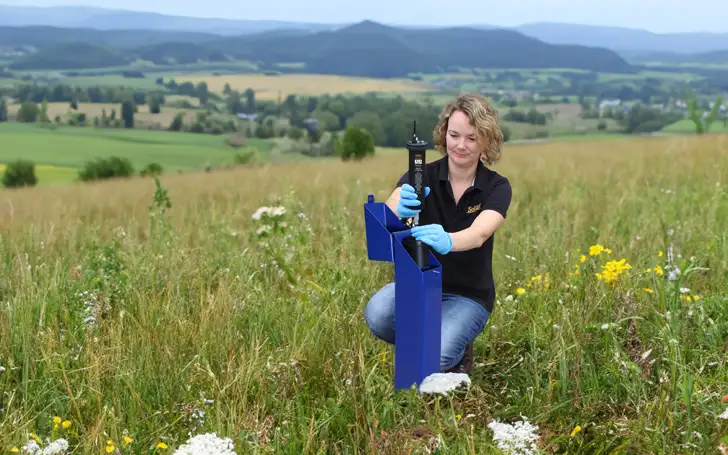 solinst field services technician monitoring 9500 levelsender telemetry system