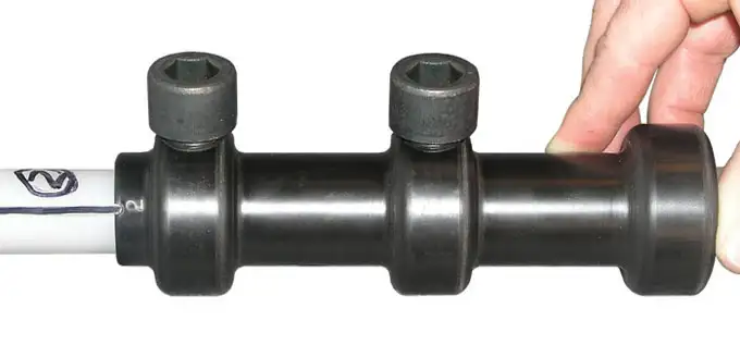 figure 18 aligning 3 channel cmt port cutting guide<br />
to the correct cmt multilevel system channel using the top of the port cutting guide