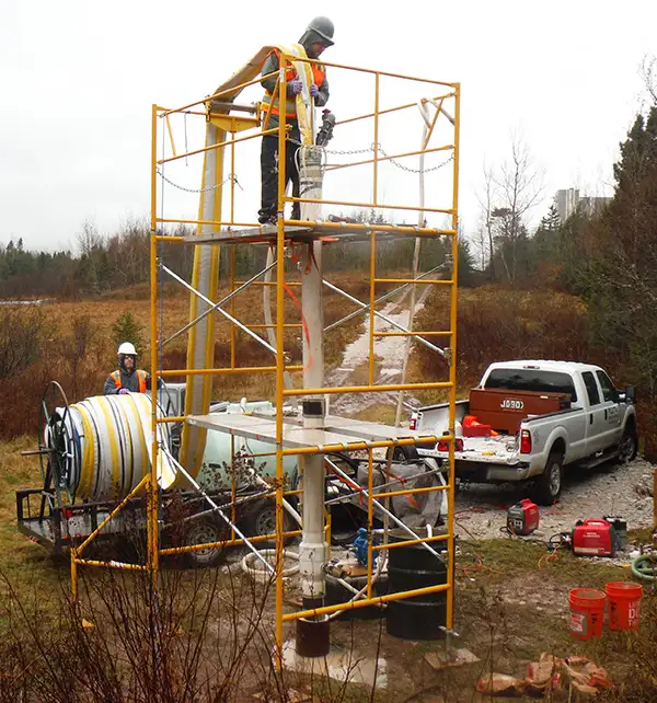 installation de la flûte solinst à l'aide d'un échafaudage pour augmenter la hauteur de chute et faciliter le déploiement